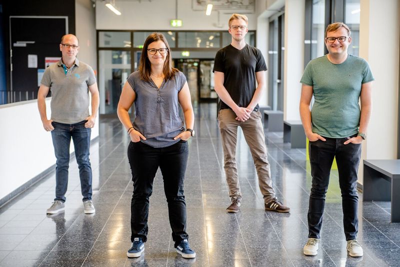 Ein Teil des Bochumer Forschungsteams: Thorsten Holz, Lea Schönherr, Joel Frank und Thorsten Eisenhofer (von links). (Bild: © RUB, Marquard)