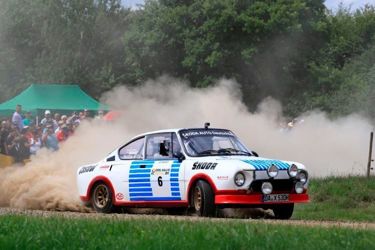 Der Skoda 130 RS galt als „Porsche des Ostens“ und war ein überaus erfolgreich eingesetzter Renn- und Rallyewagen. Skoda gewann mit ihm die Tourenwagen-EM 1981 und wurde mit ihm Erster und Zweiter bei der Rallye Monte Carlo 1977 (bis 1,3 Liter Hubraum). Das Dach, die Fronthaube und die Außenhaut der Türen bestehen aus Aluminium, Kotflügel und Motorhaube aus GFK. Sie reduzierten das Gewicht auf nur 720 Kilogramm, so dass „nur“ 140 PS eine Höchstgeschwindigkeit von 220 km/h erlaubten. (ERF)