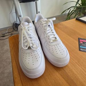 Die hochwertigen Sneaker hätten bereits manch einen Auszubildenden überzeugt, sich für Kühne zu entscheiden, versichern die Geschäftsführer.(Bild:  Mauritz – VCG)
