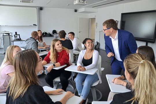 Kleine Gruppen, moderne Lehrmethoden und praxisnahe Studieninhalte: Das zeichnet die DHBW aus. Kleine Gruppen, moderne Lehrmethoden und praxisnahe Studieninhalte: Das zeichnet die DHBW aus.