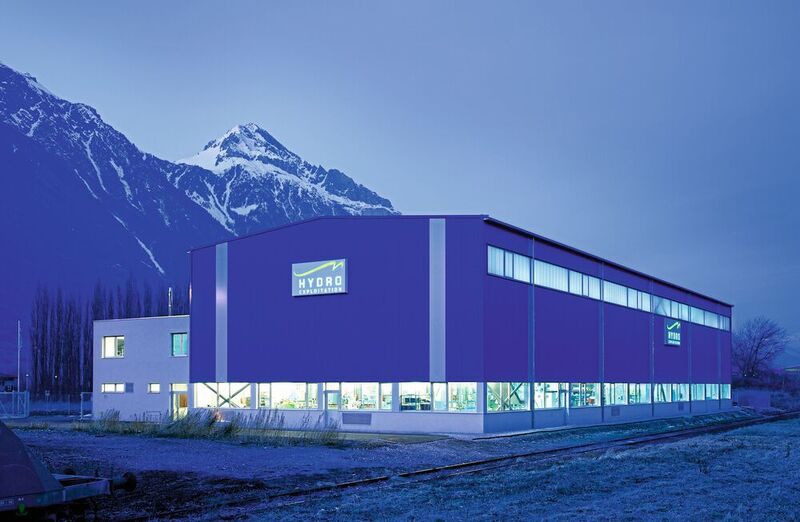 Die Fertigungshalle des Schweizer Wasserkraft-​Spezialisten liegt in einer der wasserreichsten Regionen Europas. (www.michelmartinez.ch)