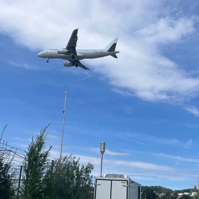 Am Rande einer Wohnsiedlung, gut einen Kilometer von der meistgenutzten Start- und Landebahn des Flughafens Zürich entfernt, stellten PSI-Forschende ihre mobile Messstation auf, um den Feinstaub in der Luft zu untersuchen.  (Bild: Paul Scherrer Institut PSI/Sarah Tinorua)