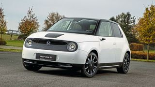 2.000  Honda E will der Hersteller 2021 in Deutschland neu auf die Straße bringen. Verkauft wird der Stromer nur von den 118 Honda-Händlern, die einen EV-Erweiterungsvertrag unterzeichnet haben. (Bild: Honda)