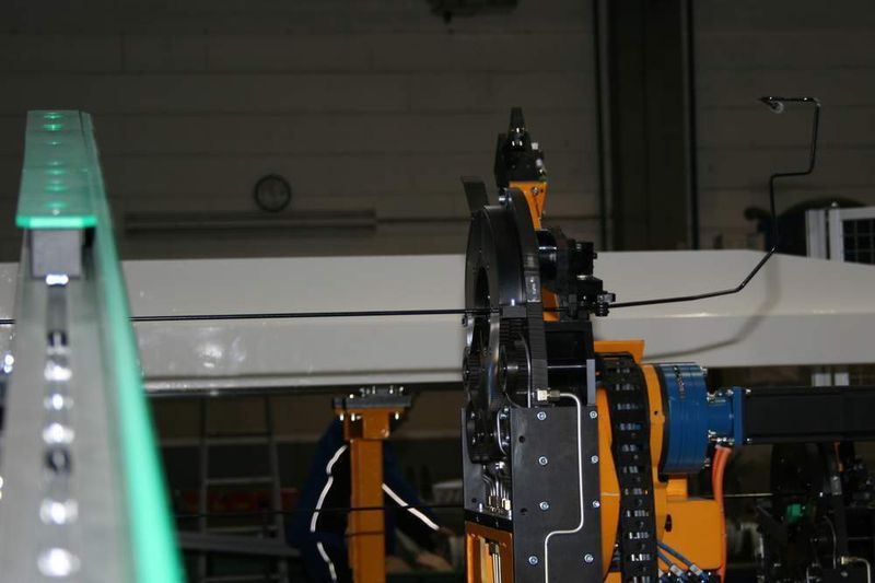 Komplex: Der aktuelle Trend in der Automobilindustrie sind einteilige Brems- und Kraftstoffleitungen mit komplexer Geometrie. (Archiv: Vogel Business Media)