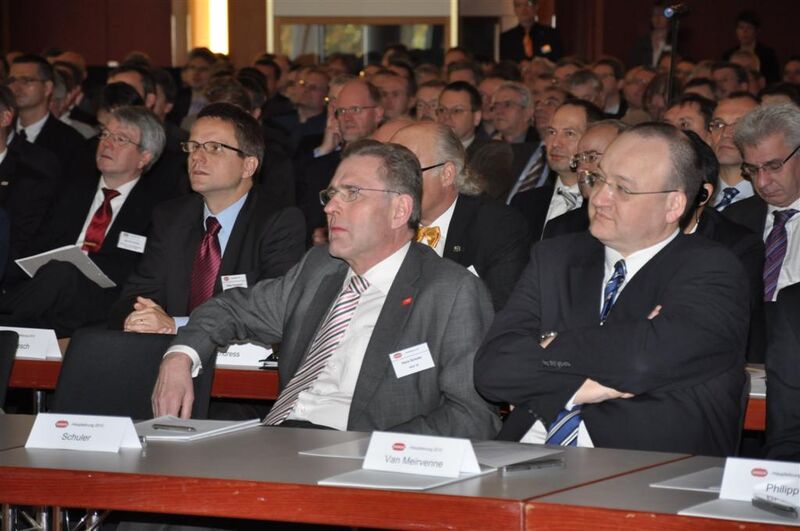 Namur-Vorstand Prof. Dr. Hans Schuler (vorne links) und Dr. Dirk Van Meirvenne, Geschäftsführer Bayer Technology Services (rechts)... (Archiv: Vogel Business Media)