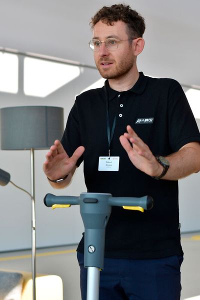 Robert Schulze, Product Manager Floor Care bei Kärcher, bei einer Produktvorstellung. (Bild: Maienschein)