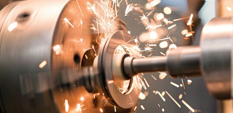 Es knirscht und funkt in Deutschlands verarbeitender Industrie – und zwar schlimmer, als es die Experten vermutet haben. Hier die Details ...(Bild:  Fotolia RAW - stock.adobe.com)