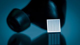 Arioso Systems, eine Ausgründung des Fraunhofer IPMS, hat energieeffiziente, hochminiturisierte MEMS-Mikrolautsprecher aus Silizium für drahtlose In-Ear-Kopfhörer entwickelt.  (Arioso Systems)