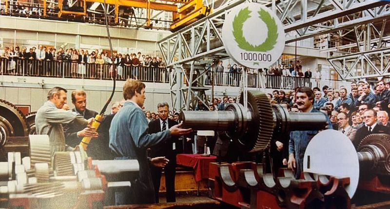 Prinz Albert, der spätere König von Belgien, setzt das einmillionste Zahnrad in das 250.000ste Getriebe ein. (Bild: Hansen Industrial Transmissions NV)