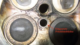 Wenn die Düsendichtung bei BMW-N43- bzw. -N53-/-N54-Motoren undicht ist, ist es häufig auch der Düsensitz im Kopf. Normalerweise ist dann ein neuer Kopf fällig, doch Wild Motoren setzte den Schaden mithilfe einer Präzisionsbuchse kostengünstig instand. (Bild: Wild Motoren)