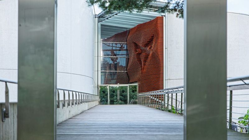 Der Weg in die Cupra-Präsentation führt durch den Pulse Tunnel, geschmückt etwa mit unterschiedlich langen Kupferrohren im Eingangsbereich. (Bild: Cupra Seat Deutschland)