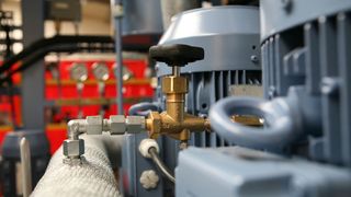 Schweröl für die Dieselmotoren muss im Schiff meist noch aufbereitet werden Bilder: mas (Archiv: Vogel Business Media)