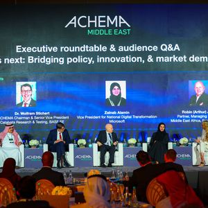 Die von der Dechema in strategischer Partnerschaft mit der Messe Frankfurt organisierte und vom saudischen Ministerium für Industrie und Bodenschätze unterstützte Auftaktveranstaltung brachte hochrangige internationale Vertreter aus Politik, Wirtschaft und der Wissenschaft zusammen. (Bild:  Messe Frankfurt)