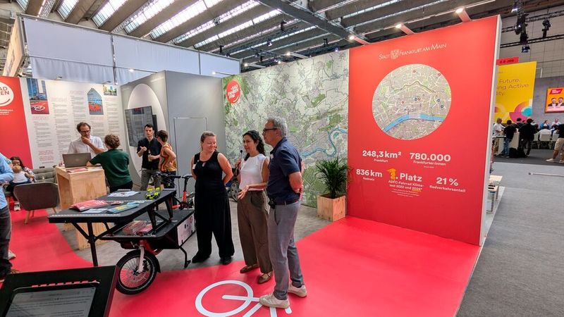 Als Ausrichterstadt der Eurobike konnte Frankfurt zahlreiche positive Entwicklungen in Sachen Fahrradfreundlichkeit aufzeigen. (Bild: KI-generiert)