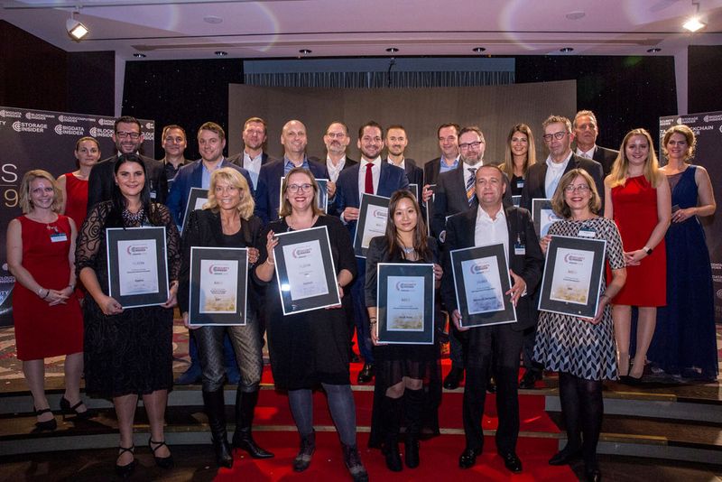 Alle glücklichen Gewinner der Security-Insider Awards 2019 mit Chefredakteur Peter Schmitz (hintere Reihe Mitte) und den rot gekleideten Award-Feen. (Bild: artful rooms / VIT)