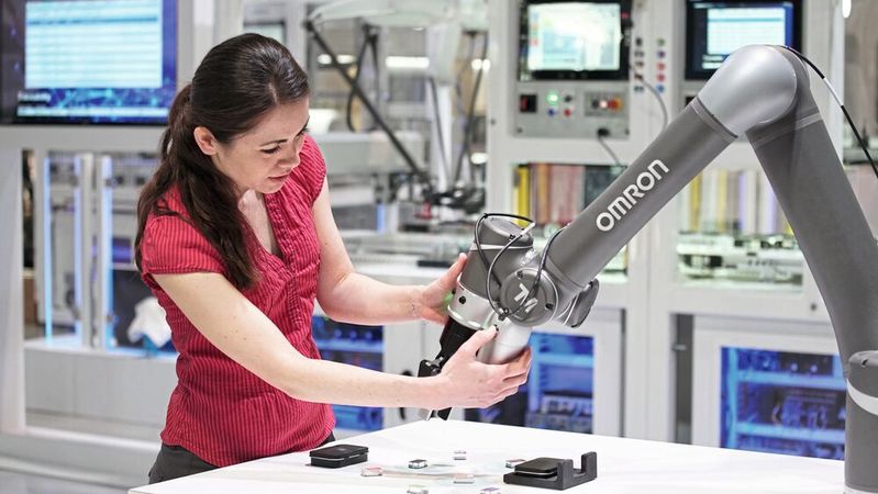 Verzahnte Sicherheit: Ab Januar 2027 müssen funktionale Sicherheit und IT-Security als Einheit betrachtet werden. Manipulationen an der digitalen Steuerung dürfen die physische Sicherheit der Maschine nicht gefährden.(Bild:  Omron)