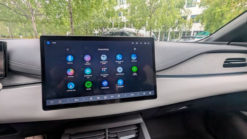 In der Top-Ausstattungslinie Comfort ist ein 15,6-Zoll-großer Touchscreen verbaut, der auf die Mittelkonsole aufgesetzt ist. Die Bedienung  erfordert aufgrund der großen Fülle an Funktionalitäten etwas Übung.  (Bild: Mauritz – VCG)