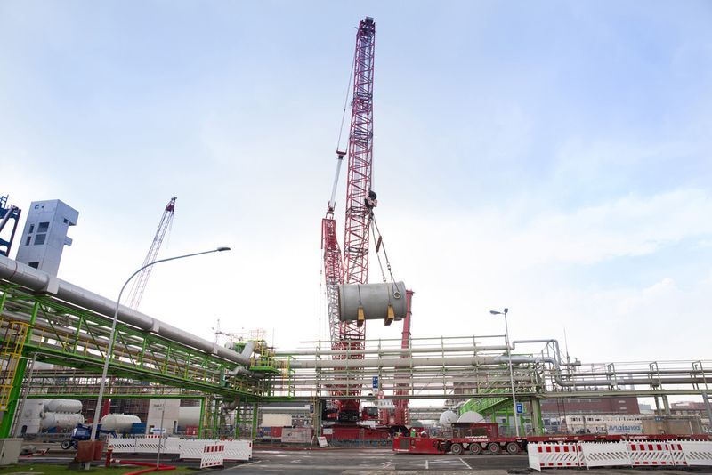 Sieht gar nicht aus wie 30 Elefanten: Der Raupenkran hebt den Wärmetauscher über die Rohrbrücke. (Bild: Bayer)