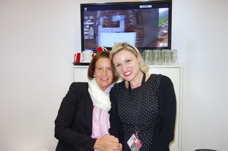 (l.) Ina Heyne und Silke Prell, api kümmern sich um ihr Team auf der Messe (Bild: IT-BUSINESS)