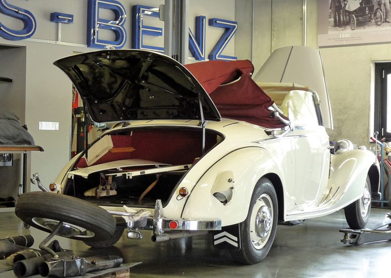 Auf die Reparatur, Restauration und Wartung von Mercedes-Oldtimenr spezialisiert hat sich eine eigene Werkstatt im Erdgeschoss des Oldtimer-Lofts.  (Bild: Michel)