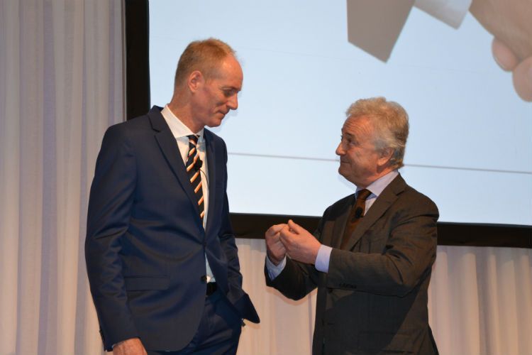 Volker Reichstein (re.) appellliert an Wolfgang Kopplin, die Kosten für die neuen Ford-Stores nicht aus den Augen zu verlieren. (Foto: Mauritz)