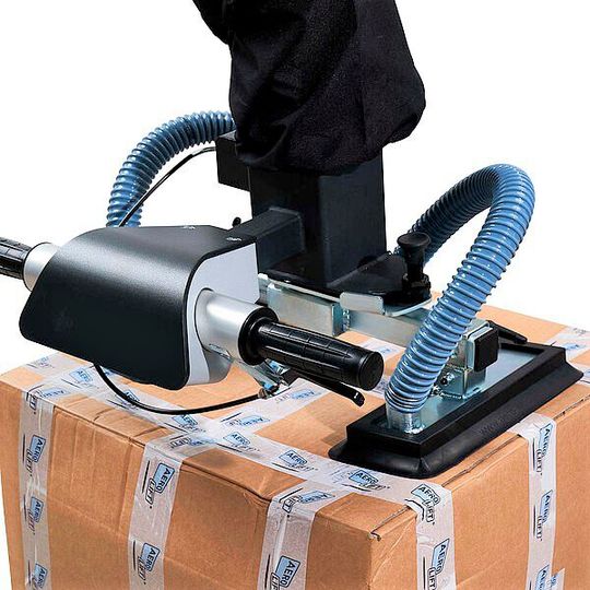 Der Aero-Lift 2 wird mit einem Handgriff leicht bedienbar, der haptisch und optisch einem Motorradlenker gleicht. Bis zu 300 Kilogramm darf die Ware wiegen, die mit dem Schlauchheber dann mit maximal 60 Metern pro Minute bewegt werden kann.(Bild:  Aero-Lift)