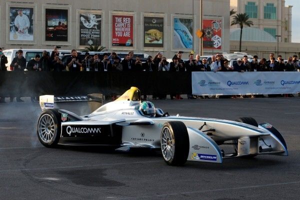 Der Formel-E-Rennbolide Spark-Renault SRT_01E: Spektakulärer Auftritt in den Straßen von Las Vegas. (Bild: FIA Formula E)