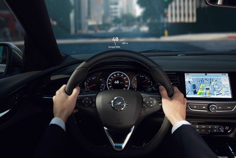 Eins der Ausstattungs-Highlights ist das Head-Up-Display. (Opel)