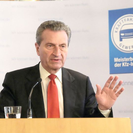 EU-Kommissar Günther Oettinger forderte auf der ZDK-Mitgliederversammlung das Kfz-Gewerbe auf, mehr Anstrengungen in das Digitalgeschäft zu legen.(Bild:  Zietz / »kfz-betrieb)