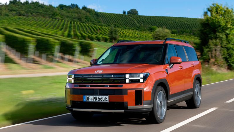 Der Hyundai Santa Fe steht in der fünften Generation beim Handel.(Bild:  Hyundai)