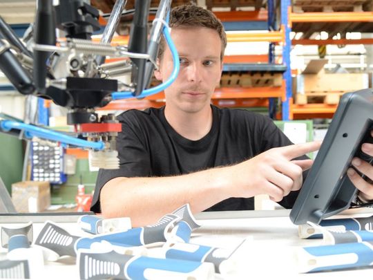 Jan Markvart testet das KeTop Safe Wireless in der Produktion.(Bild:  KEBA)