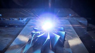 Das pulverbasierte Laserstrahlschmelzen, um metallische 3D-Druckteile herzustellen, hat sich bewährt. Doch die wenigen Werkstoffe, die dafür zur Verfügung stehen, können längst nicht alle Wunscheigenschaften der Industrie abdecken. Ein besonderer Pulverbaukasten ändert das nun. (Bild: F. Bastian)