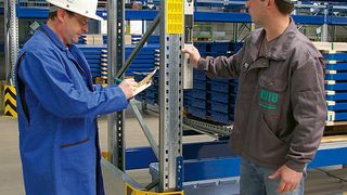 Ausgebildete Regalinspekteure erkennen nicht nur Mängel im Regal, sondern auch Verbesserungspotenzial im Lager- und Materialflusssystem.  (Foto: Bito)
