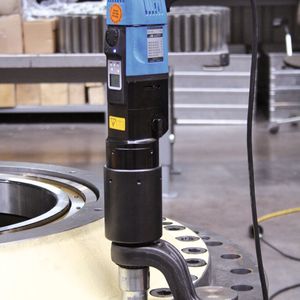 Bild 1 Zum Verschrauben eines Kettenbagger-Getriebes setzt Zollern Drehmomentschrauber ein, die nach erbrachter Leistung abschalten.