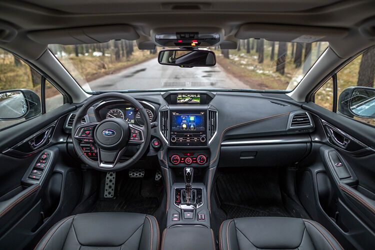 Das Cockpit ist schlicht, aber ansprechender gestaltet, die Instrumente mit analogen Skalen sind gut ablesbar. (Subaru)