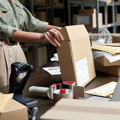 adobestock-384845046-insta-photos-packtisch-versandprozess-kep-sap-paketdienstleister-1000x562v1 (Bild: © insta_photos/stock.adobe.com)