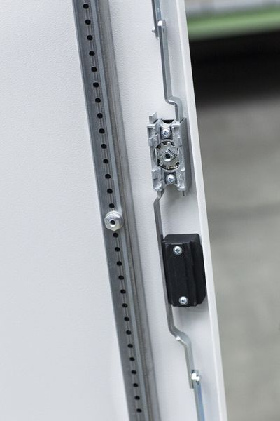 Beim Betätigen des Schwenkgriffes fährt eine Schiene in der Tür auf und ab. Die bekannten ratternden Metallgeräusche eines Industrieschrankes bleiben dabei aus. (Bild: Emka)