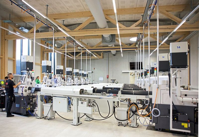 Chez Steulet c’est dans un bâtiment moderne, alliant béton pour la partie administrative, bois et panneaux acoustiques pour les ateliers, que sont réalisés des composants d’une précision et d’une esthétique de premier plan.  (Source : RKE)