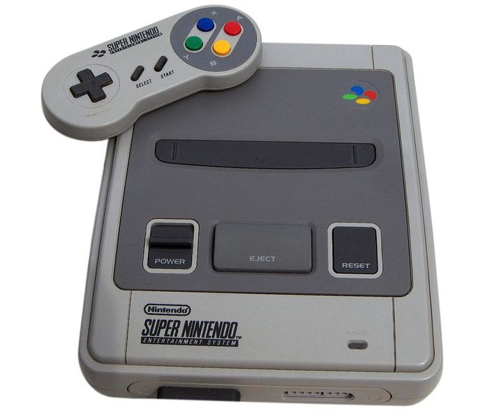 Einer der ersten weltweiten Erfolge aus dem Hause Nintendo: Der Super Nintendo.  (Bild: Commons Wikipedia)