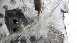 Hochpräzises Fräsen und Schleifen mit Öl auf der Kern Micro HD bringt höchste Genauigkeiten im Toleranzbereich von bis zu 1,5 Mikrometern in die Werkstücke.  (Bild: Kern Mikrotechnik GmbH)