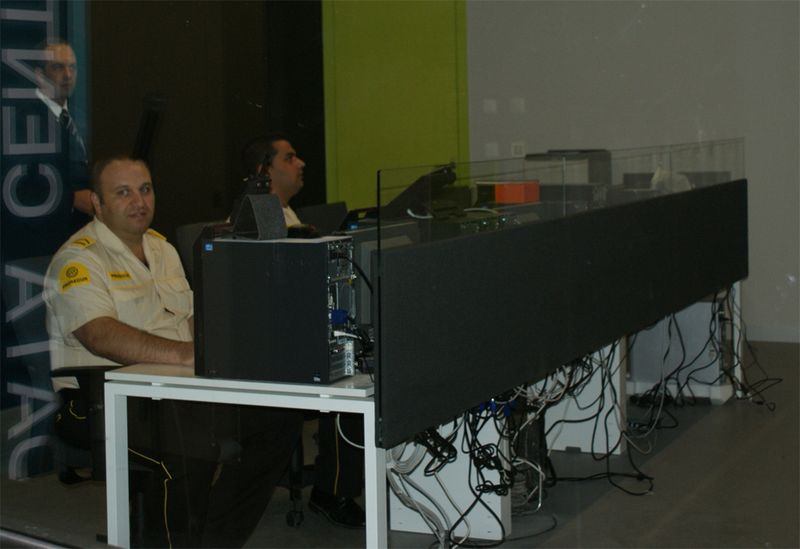 Und es gibt innen und außen Wachpersonal.  (Ulrike Ostler)