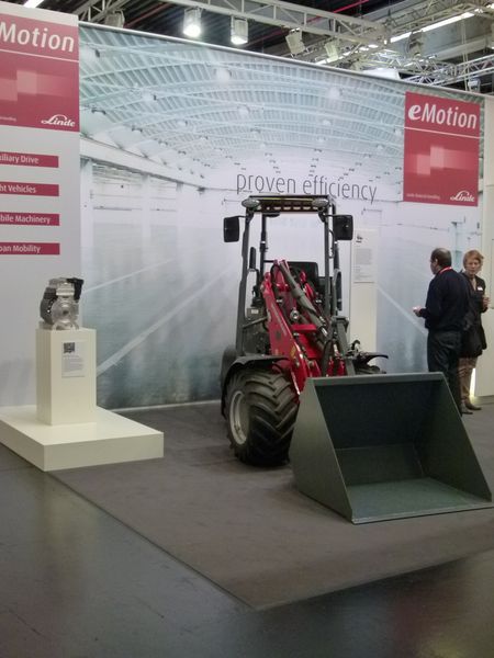 Zum 25. Messe-Jubiläum strömten 56.787 Besucher durch die 14 Hallen, in denen insgesamt 1.602 Aussteller ihre Produkte und Lösungen der Automatisierungsbranche präsentierten. Im Kongresszentrum der SPS IPC Drives fanden zudem verschiedene Veranstaltungen statt. Dieses Angebot nahmen 253 Teilnehmer wahr.  (Bild: VBM)