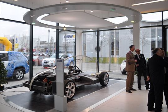 Auch neu im Innenraum-Konzept: Von oben beleuchtetes, angedeutetes Podest zur hervorgehobenen Fahrzeugpräsentation. Drumherum sieht man die neuen, weißen Fliesen. (Archiv: Vogel Business Media)