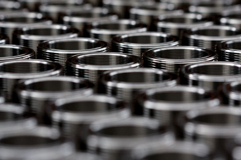 Massenfertigung in Bütschwil. OMB hat vor den Chinesen den Zuschlag bekommen. Von diesen Sensorbuchsen aus Chrom-Nickel-Stahl werden 48 000 pro Jahr bei OMB auf einer Biglia B 465 Y2 gefertigt. (Bild: Matthias Böhm)