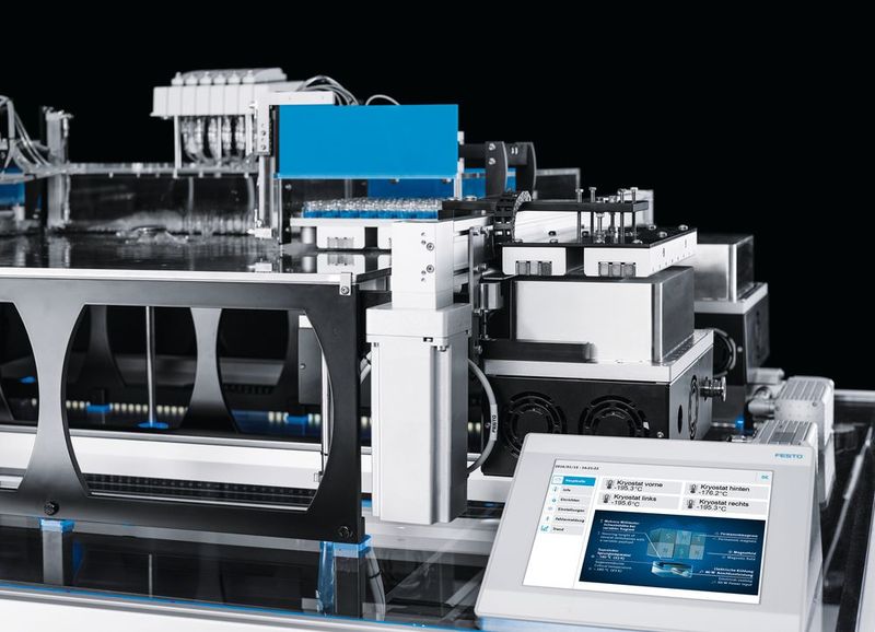 „SupraJunction“ kann kleine Glasbehälter von einem Supraleiterelement auf einem Transportsystem zum nächsten übergeben. (Bild: Festo)