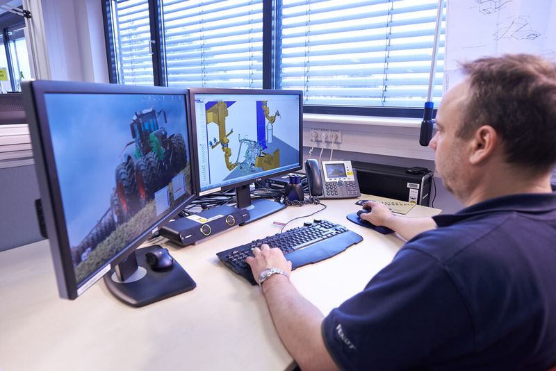 Die Offline-Programmierung mit der RoboPlan-Software von Cloos kann zeitgleich zur Produktion erfolgen, was ein enormer Zeitvorteil bedeutet. (Bild: eckhardreuterfotodesign)