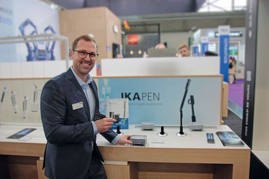 Matthias Frey mit dem neuen IKA PEN: einer elektronischen Pipette im Stift-Design.(Bild:  VCG – Lüttmann)