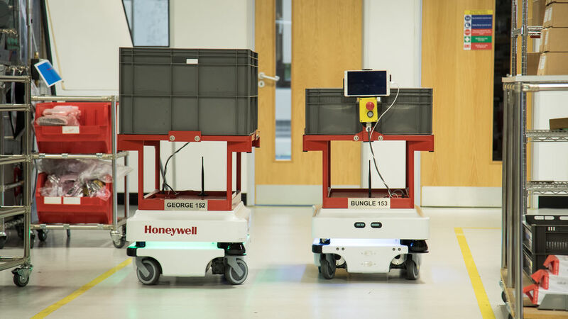 Anwendungsbeispiele der mobilen Roboter von Mobile Industrial Robots bei Honeywell. (Mobile Industrial Robots)