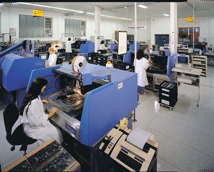 Automaten bestücken bedrahtete Bauteile (THT) (Zollner)