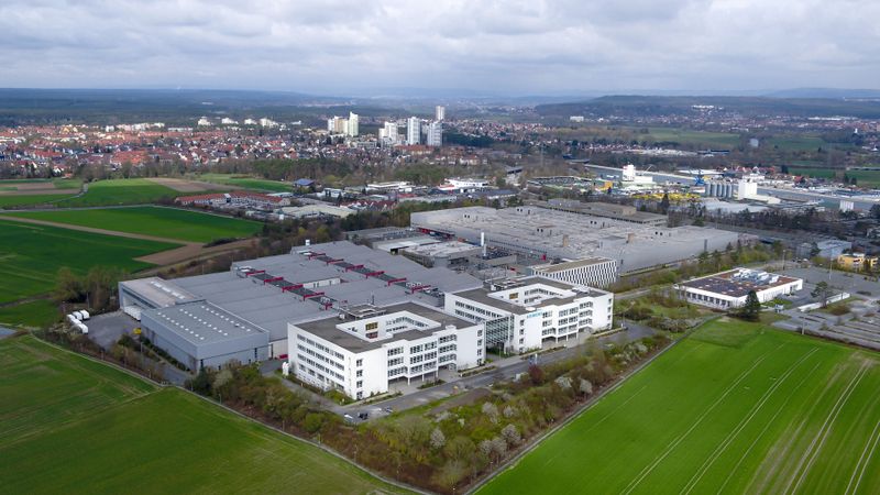 Vorreiter der digitalen Fertigung: Im Siemens-Werk Erlangen sind bereits über 100 KI-Algorithmen im Live-Betrieb. Bis 2030 investiert Siemens 500 Millionen Euro in den Ausbau des Standorts. (Bild: Siemens)